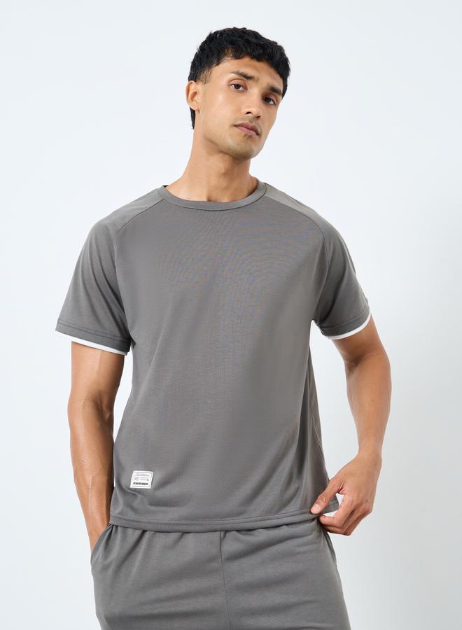 ستايلي طقم تيشيرت وشورت بتفاصيل شارة منسوجة بالفحم من ستايلي - Image 2