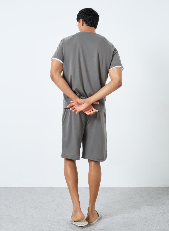 ستايلي طقم تيشيرت وشورت بتفاصيل شارة منسوجة بالفحم من ستايلي - Image 4