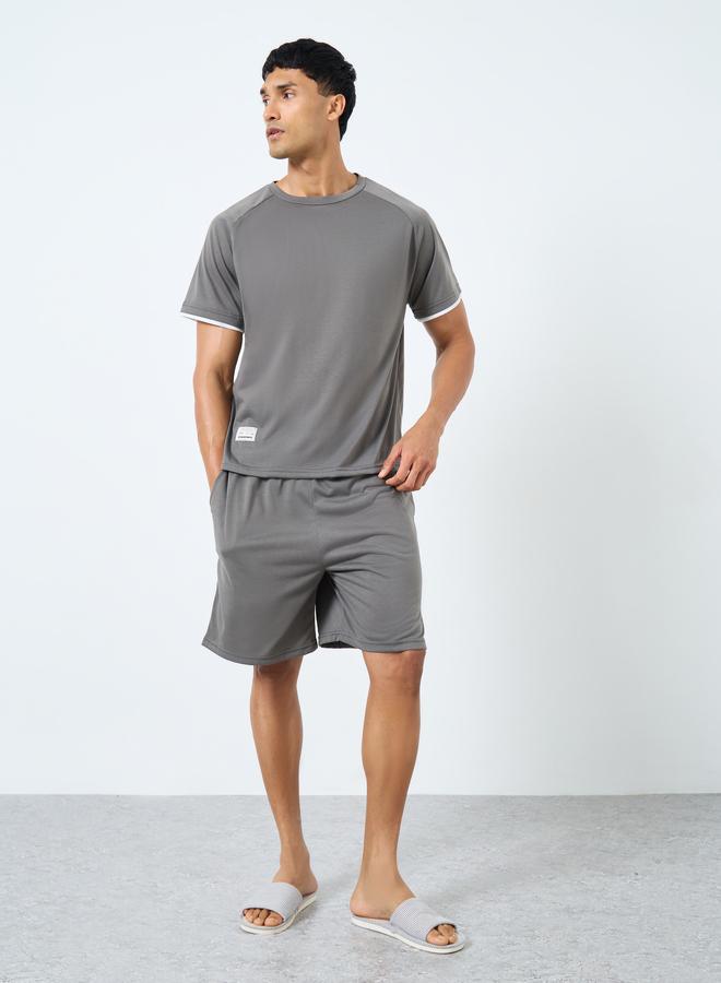 ستايلي طقم تيشيرت وشورت بتفاصيل شارة منسوجة بالفحم من ستايلي - Image 1