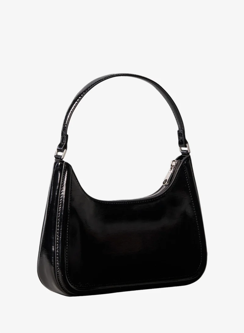 كالفن كلاين حقيبة كتف معدنية جريئة