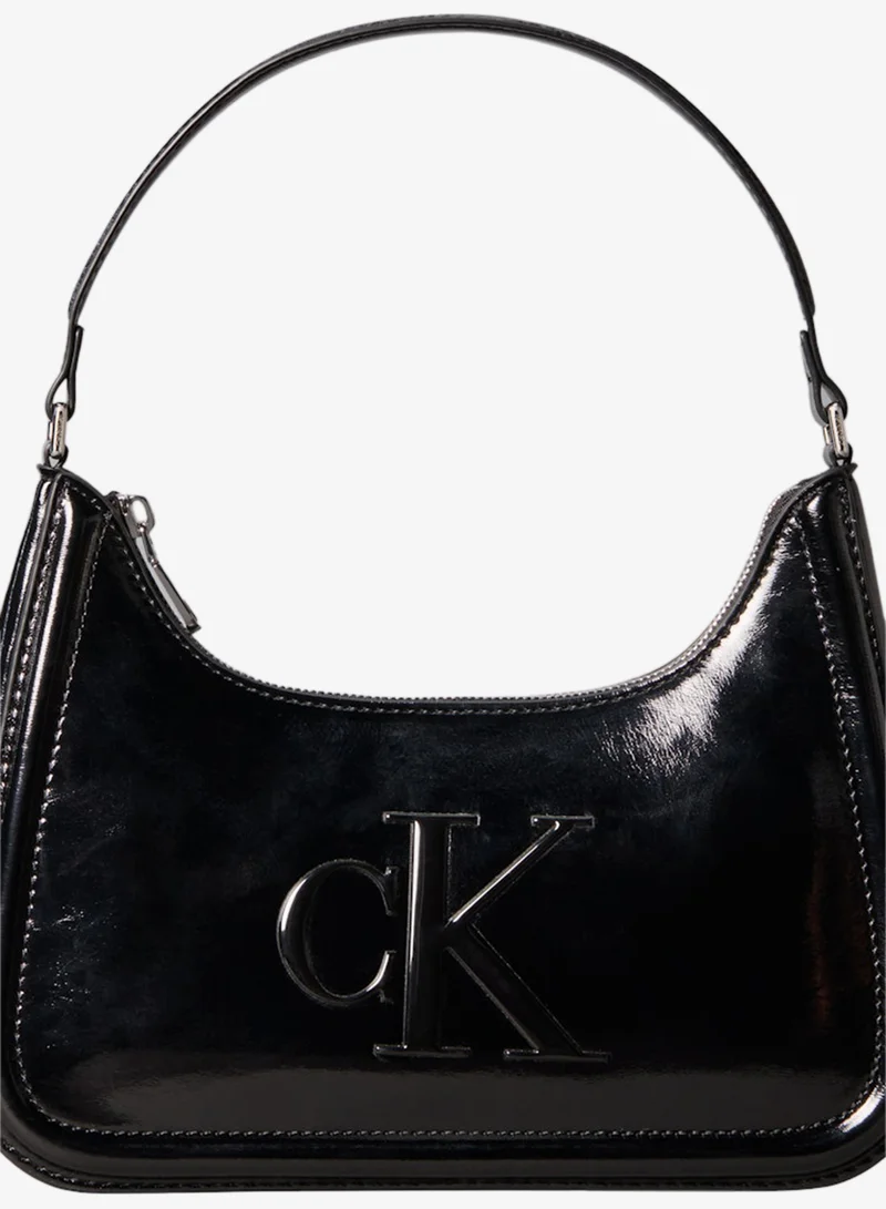 كالفن كلاين حقيبة كتف معدنية جريئة