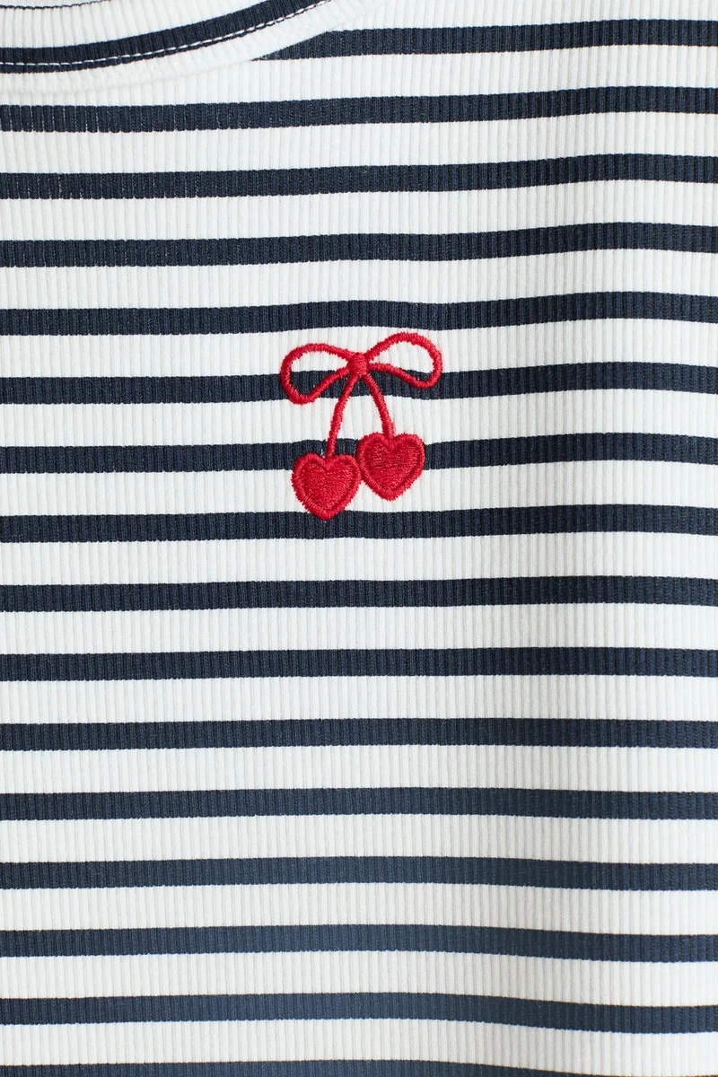 اتش اند ام بلوزة من الجيرسيه المرن