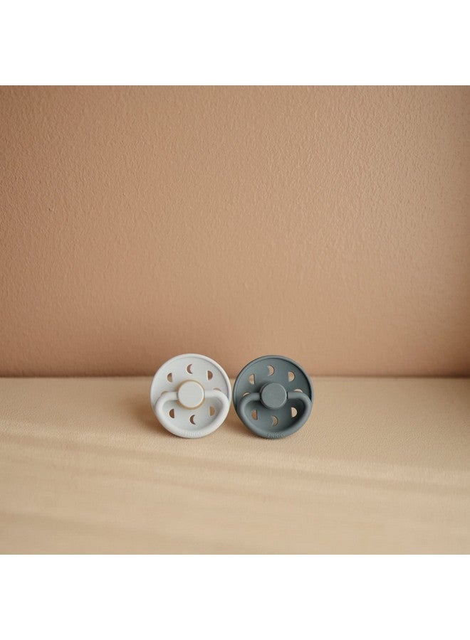 فريج لهاية فريج مون المصنوعة من المطاط الطبيعي للأطفال | صُنعت في الدنمارك | خالية من مادة BPA (أزرق بودرة/رمادي، من ٦ إلى ١٨ شهرًا) - عبوة من قطعتين - Image 1