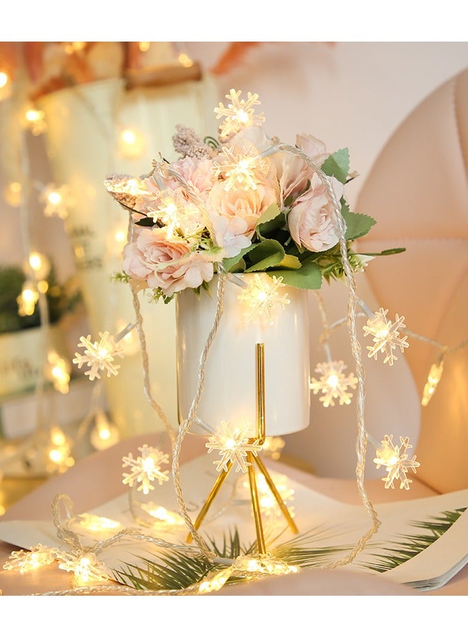 3M 20 LED ندفة الثلج Fairy String String - أبيض دافئ ، يعمل بالبطارية (2x AA) ، ثابت ، ديكور شتوي لعيد الميلاد لغرفة النوم ، الجدار ، النافذة ، الحفلة ، الأجواء الداخلية والخارجية - Image 2