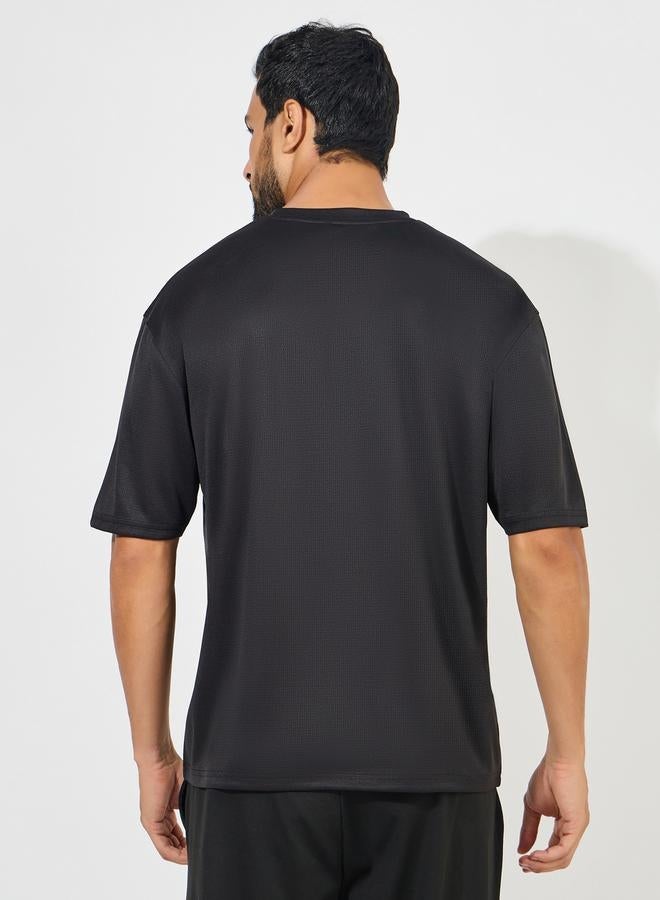 ستايلي اكتيف تيشيرت رياضي واسع بتفاصيل شعار ملمس ناعم - Image 4