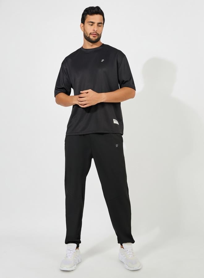 ستايلي اكتيف تيشيرت رياضي واسع بتفاصيل شعار ملمس ناعم - Image 2