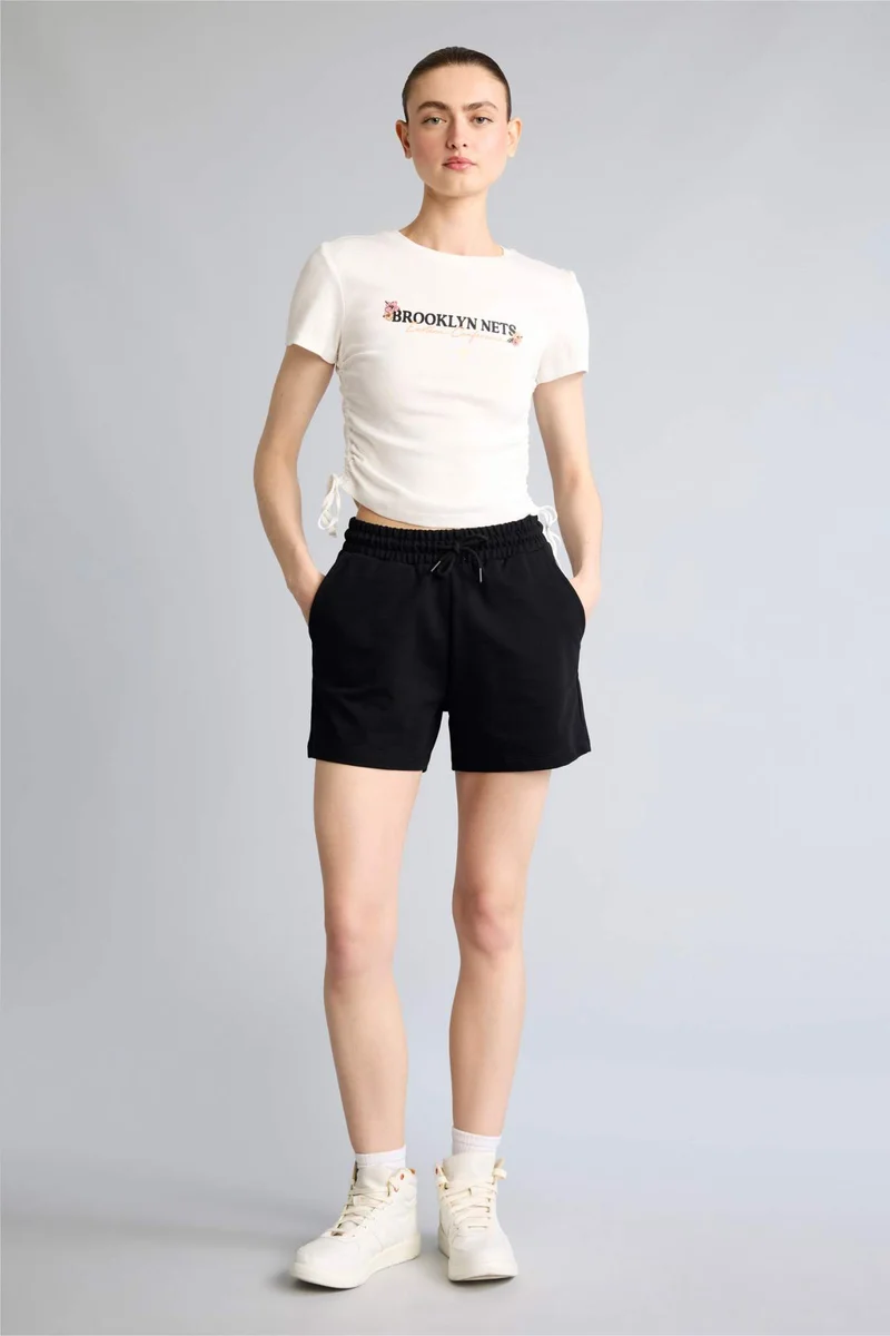 ديفاكتو Standard Fit Short Leg Shorts