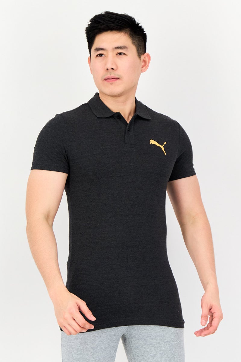 PUMA قميص بولو خارجي بأكمام قصيرة للرجال بتصميم ضيق مع شعار العلامة التجارية، أسود مائل إلى الرمادي - Image 1