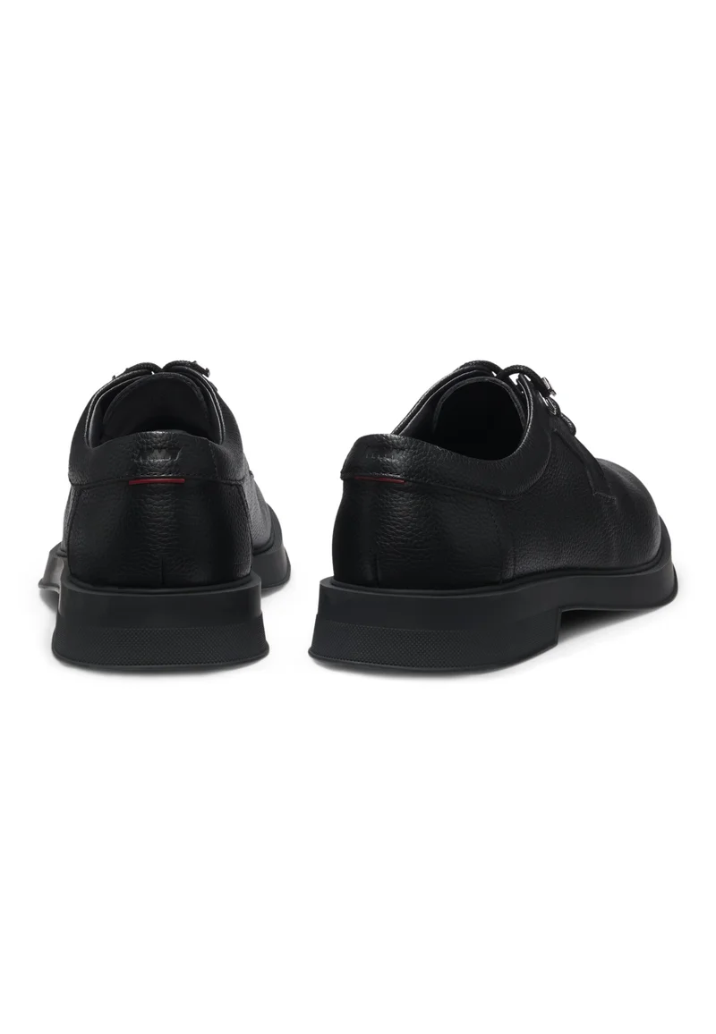 هوجو أحذية ديربي جلد محبب بخطافات رباط