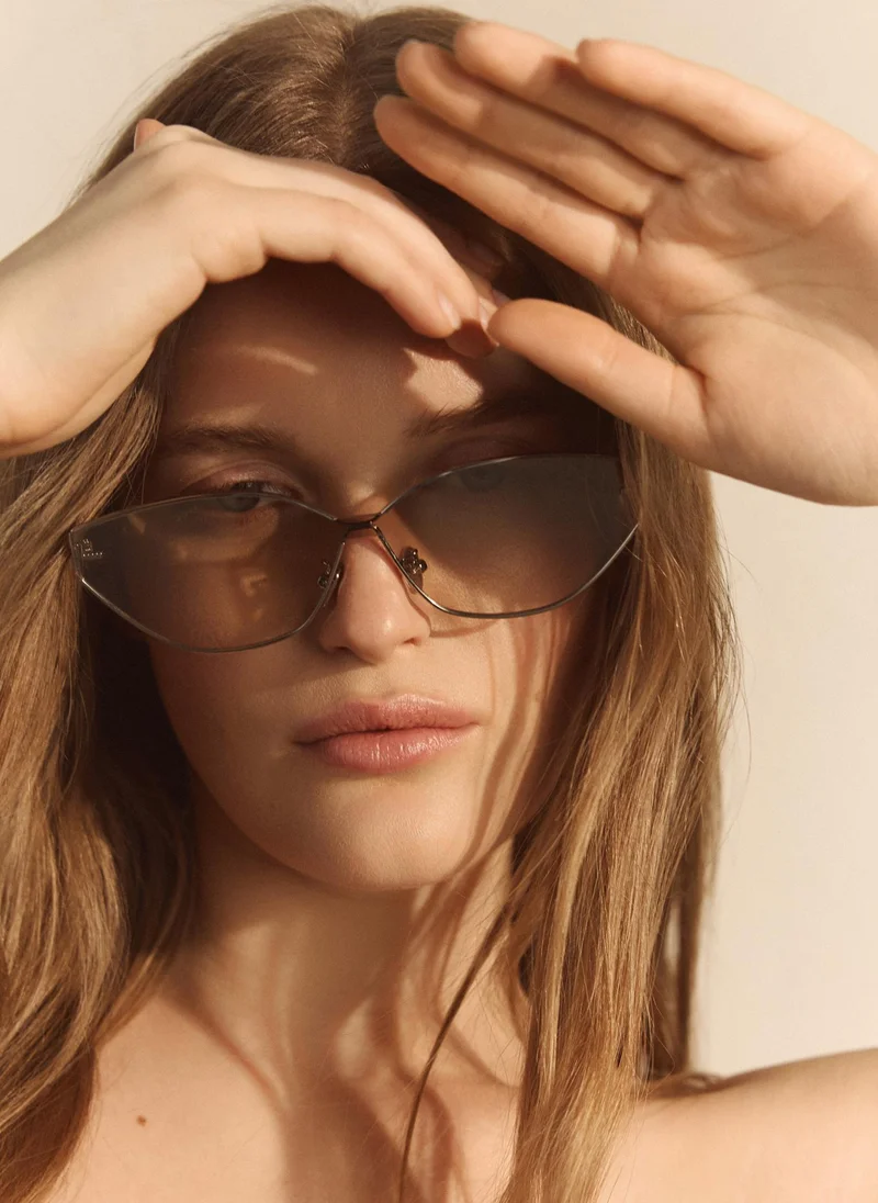 Oval-shaped fashion sunglasses with metal frames