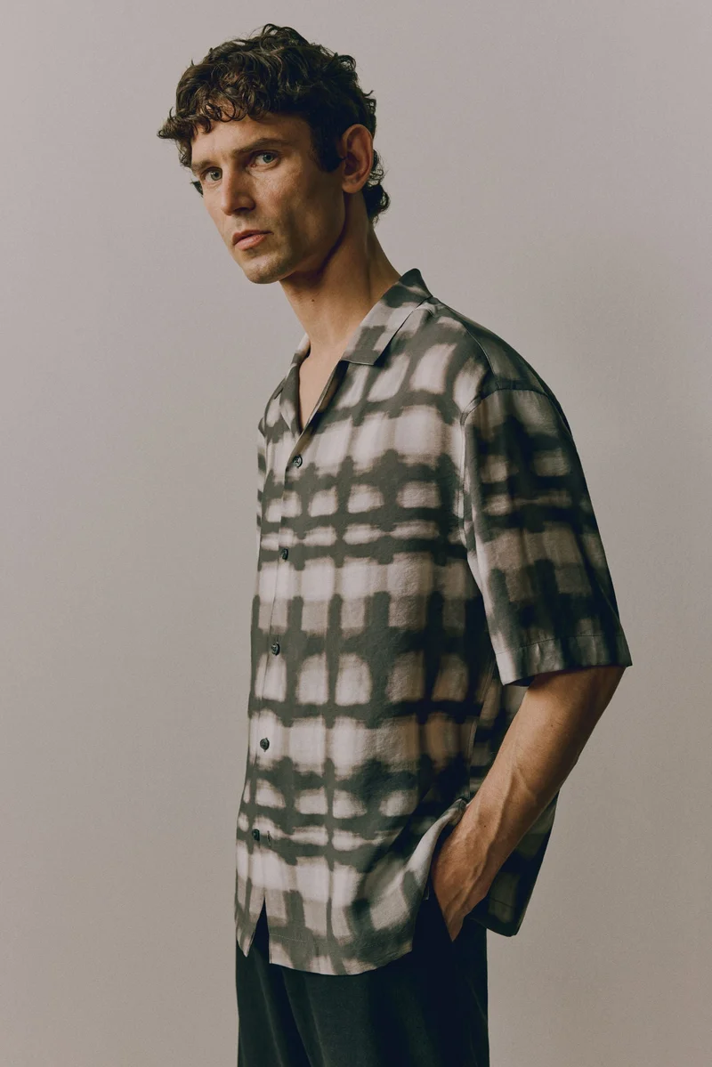 اتش اند ام قميص بياقة ريزورت بقصّة عادية