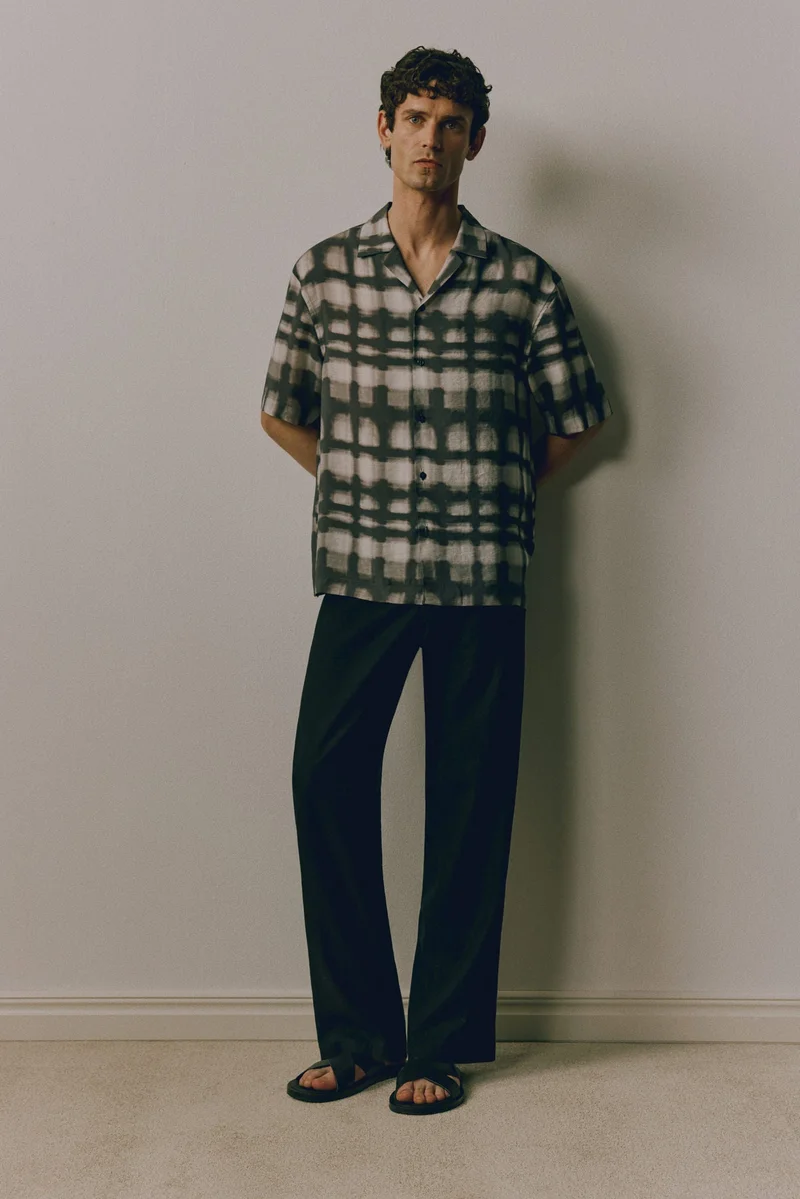 اتش اند ام قميص بياقة ريزورت بقصّة عادية