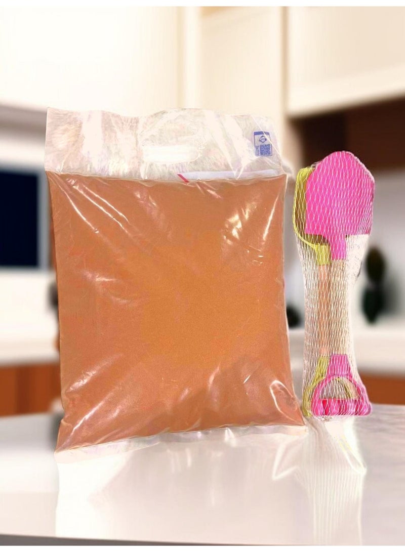 رمل طبيعي مغسول وجاف معقم 10 كيلو مكرر ومفلتر بدون غبار تراب حسي نظيف مع هدية قطعتين كريك أدوات الشاطئ ممتعه للعب وتطوير المهارات للمرح وبناء القلاع آمن للأطفال من الحساسية والأمراض الجلدية - Image 2