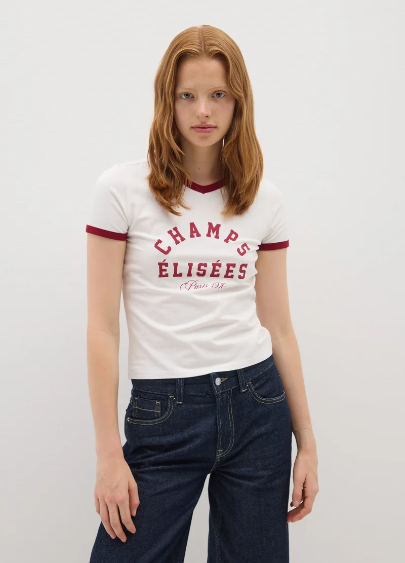 او في اس تيشيرت قطن أبيض مطاطي بقصة عادية بلمسات حمراء