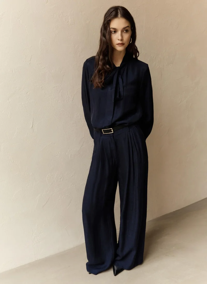 Lichi Loose blouse with ribbons on the collar