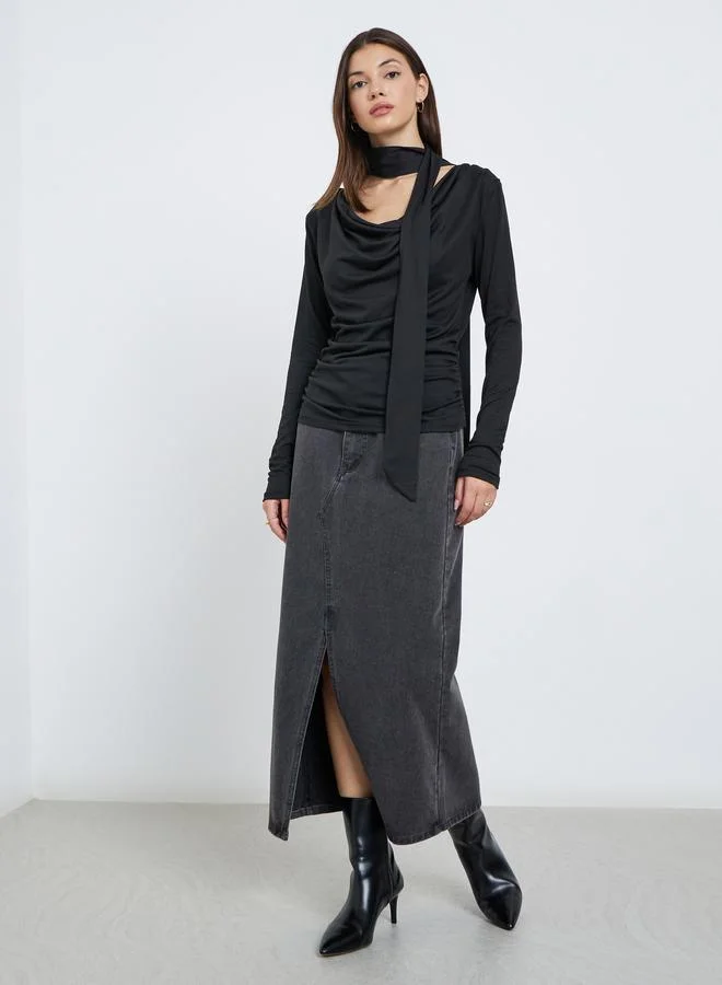 ستايلي بلوزة محبوكة بياقة منسدلة مع وشاح