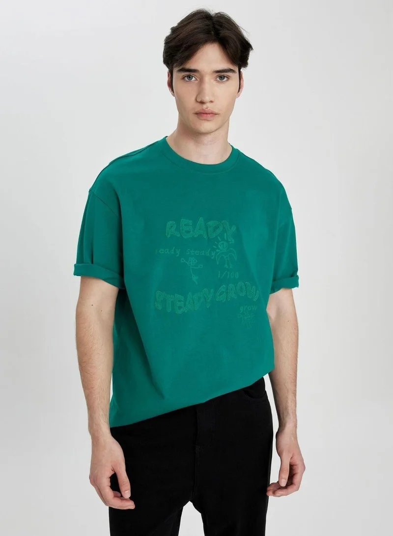 ديفاكتو تيشيرت قطن مريح بياقة دائرية وشعار