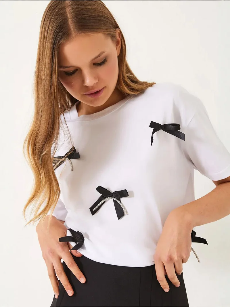 بيانكو لوتشي تي شيرت قصير بنقوش لوتشي مع تفاصيل إكسسوار