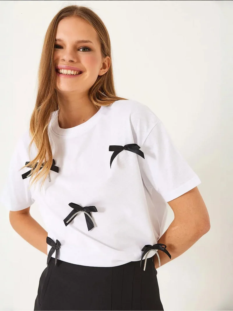 بيانكو لوتشي تي شيرت قصير بنقوش لوتشي مع تفاصيل إكسسوار