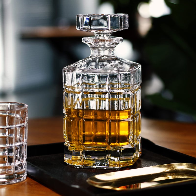 LUXU LUXU Whiskey Decanter,Square Whiskey Decanter with Stopper,Premium 29 oz Whiskey Decanter for Liquor Scotch Bourbon Vodka Brandy or Wine (checkered)  - Image 3