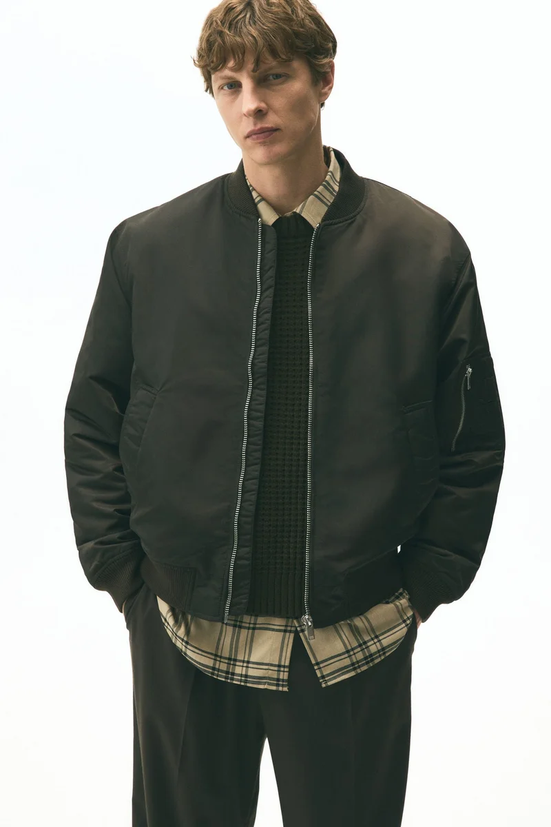 اتش اند ام جاكيت بومبر من النايلون بقصّة فضفاضة