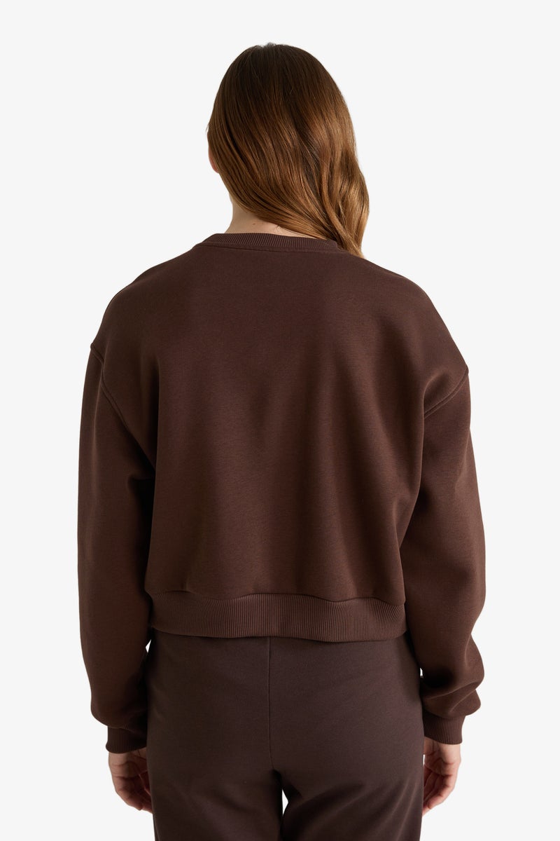 ديفاكتو قميص رياضي نسائي بقصّة مربعة وياقة دائرية وأكمام طويلة - Image 4