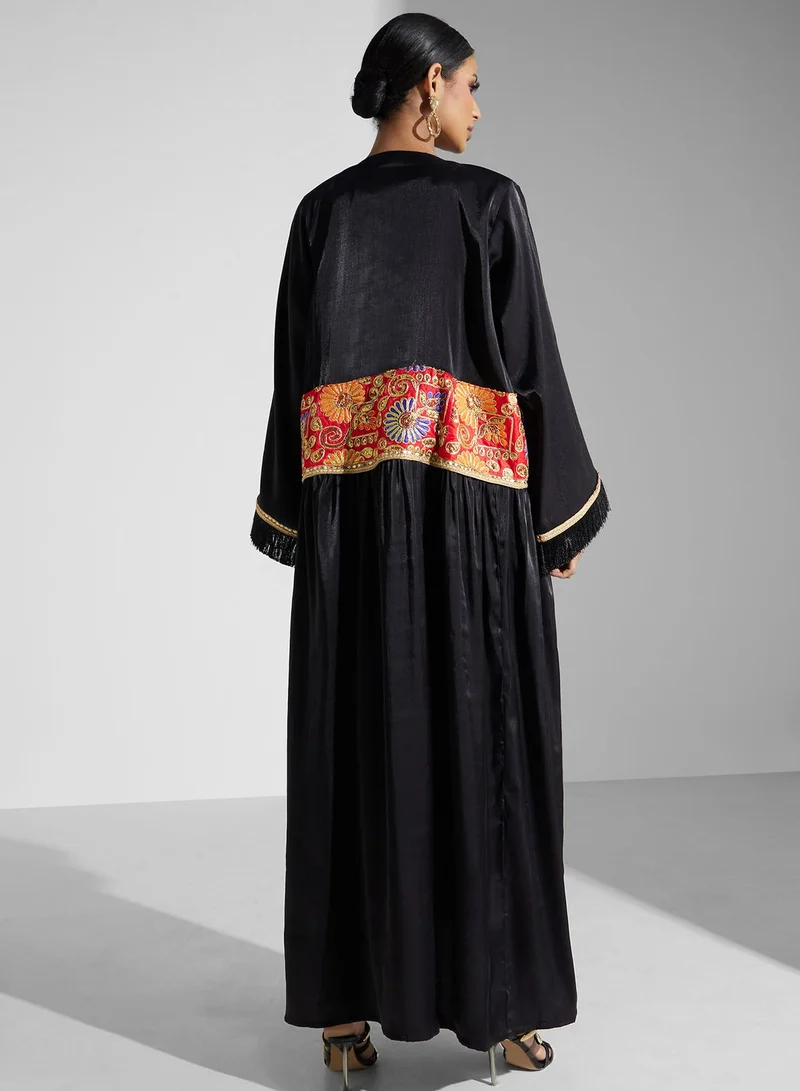 Khizana Embroidered Detail Abaya With Sheila