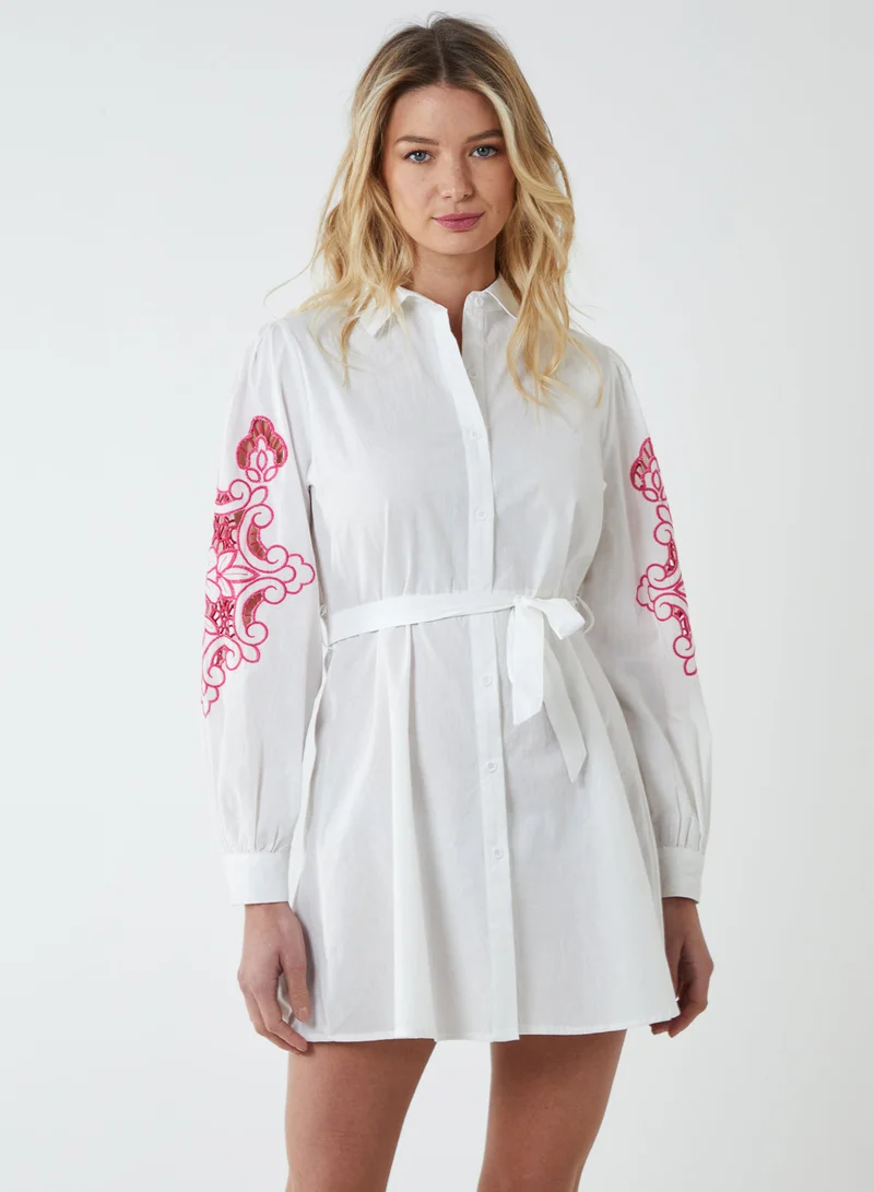 بلو فانيلا تونيك مطرز بفتحات في الأكمام