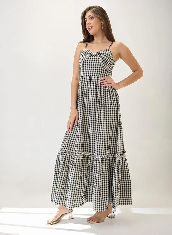 جلو باص فستان طويل بحمالات بطبعة مربعات وطبقات