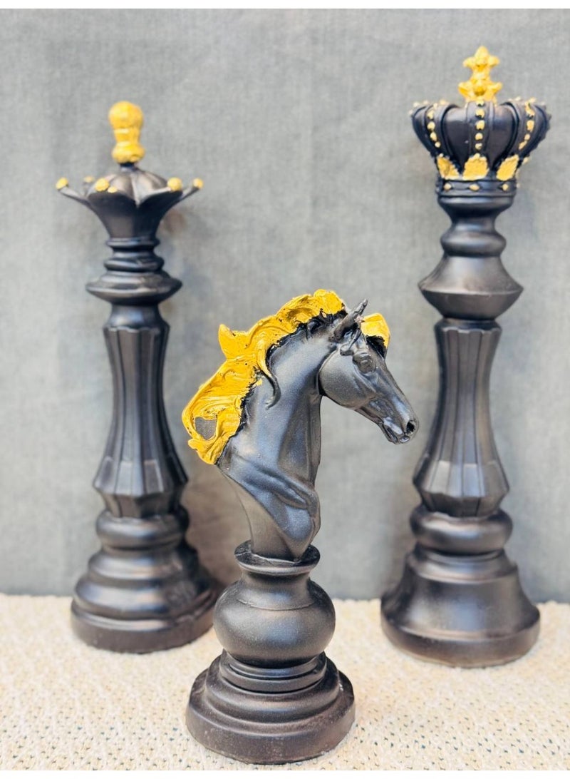 NAMA This Is A Luxurious Chess Set Featuring Large, Intricately Sculpted Pieces. Crafted From A High-Quality Resin Material, The Pieces Combine An Elegant Black Finish With Shiny Gold Accents, Giving Them A Regal Character. The Photo Shows The Knight, Queen, And King, Each Designed With Meticulous Details Like The Gold Crowns On The King And Queen And The Flowing Gold Mane On The Knight 40cm