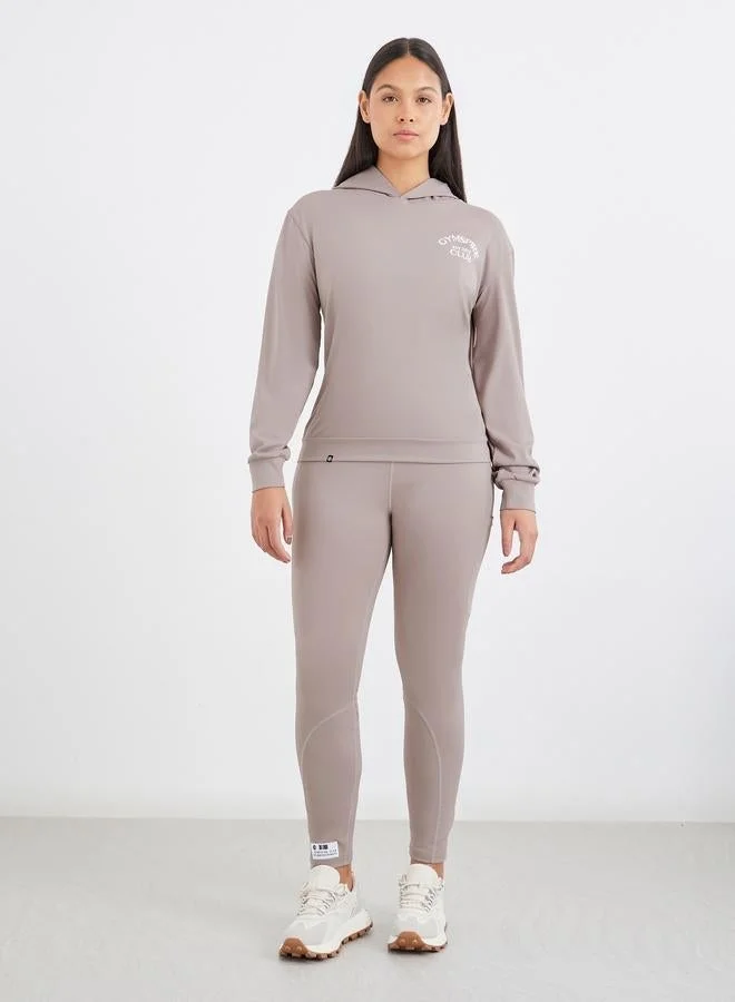 ستايلي اكتيف بلوزة بغطاء رأس بأكمام طويلة بتفاصيل نصية أمامية وخلفية من ستايلي جيمسباير إيديشن