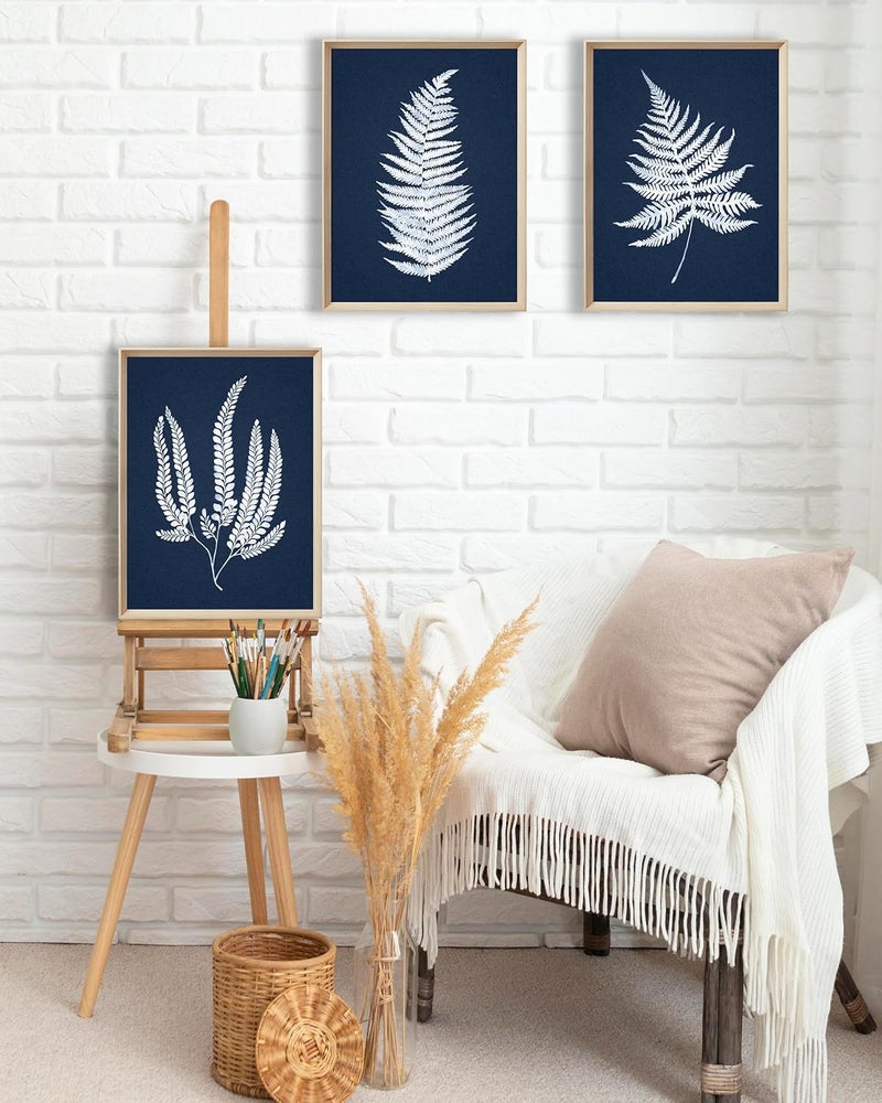 فن جدار مؤطر (بدون زجاج أكريليك)، ديكور جدار نباتي خشبي بسيط مقاس 30x40 سم، مطبوعات مؤطرة لنباتات السرخس، أوراق بيضاء نباتات استوائية، خلفية بحرية زرقاء مع إطار عالي، مجموعة من 3 - Image 4
