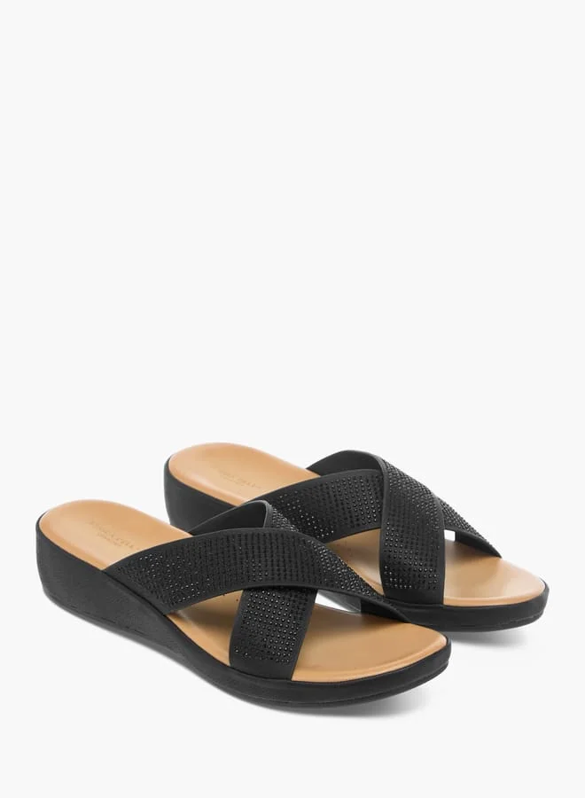 فلورا بيلا من شو إكسبرس صنادل نسائية بحزام متقاطع مزين وإغلاق سهل الارتداء