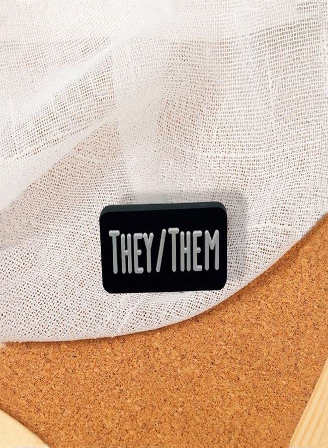 فوندريزينغ فور أ كوز دبوس سيليكون أسود مستطيل الشكل للضمائر (هم/هن) - دبوس هوية جنسية للحقيبة، أو المحفظة، أو السترة - مثالي لفعاليات مجتمع الميم ولتقديم الهدايا - Image 2