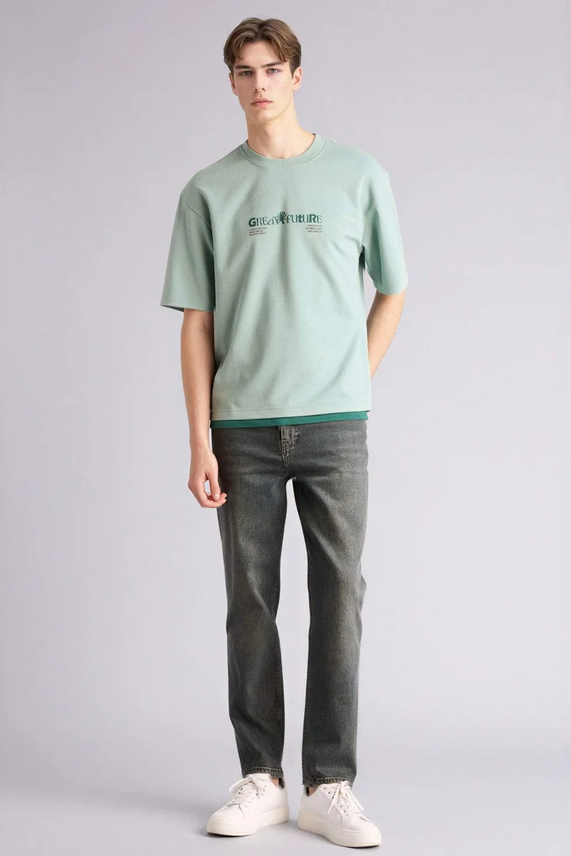 ديفاكتو Boxy Fit Slogan Short Sleeve T-Shirt