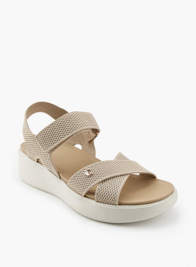 لو كونفورت صنادل نسائية بشريط متقاطع من نسيج فلاي نيت - Image 3