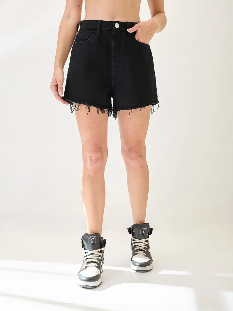 جلو باص شورت جينز نسائي بقصة ضيقة وخصر متوسط وحافة ممزقة من جلوبس