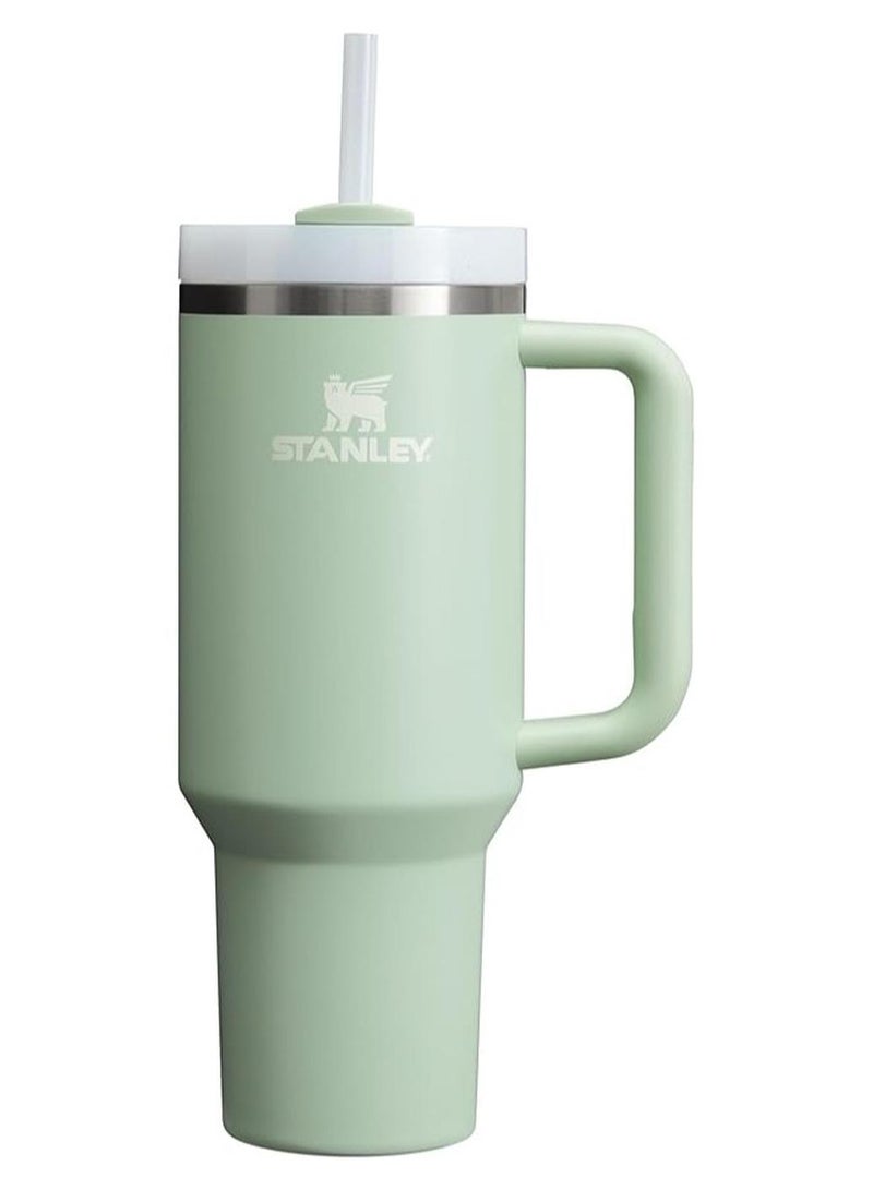 ستانلي كوب Stanley Quencher H2.0 بمقبض وقشة سعة 40 أونصة | غطاء ثلاثي الاتجاهات | متوافق مع حامل الأكواب للسفر | كوب معزول من الفولاذ المقاوم للصدأ | خالٍ من مادة BPA | كريمة الماتشا - Image 1