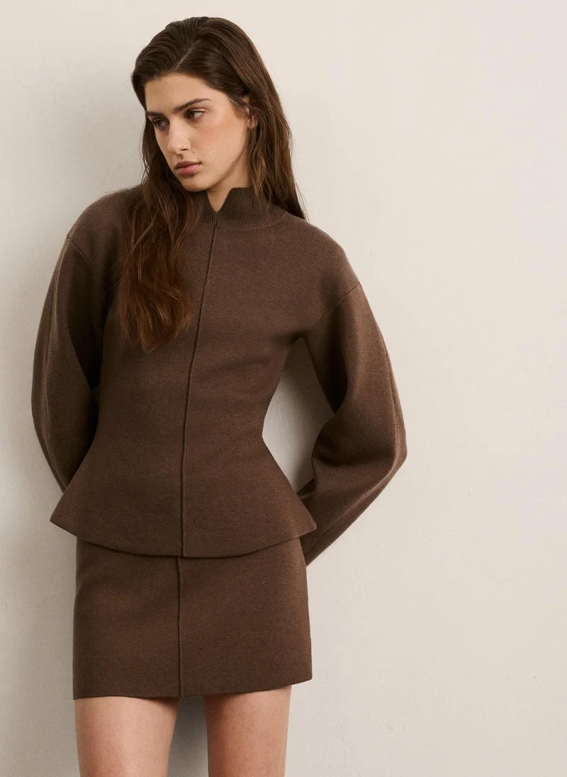 Fitted jumper with a decorative seam