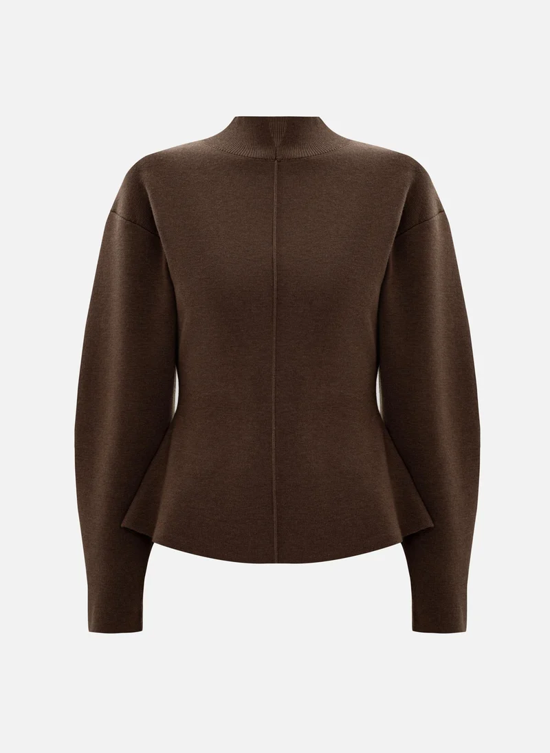 ليتشي بلوزة ضيّقة بتفصيلة زخرفية