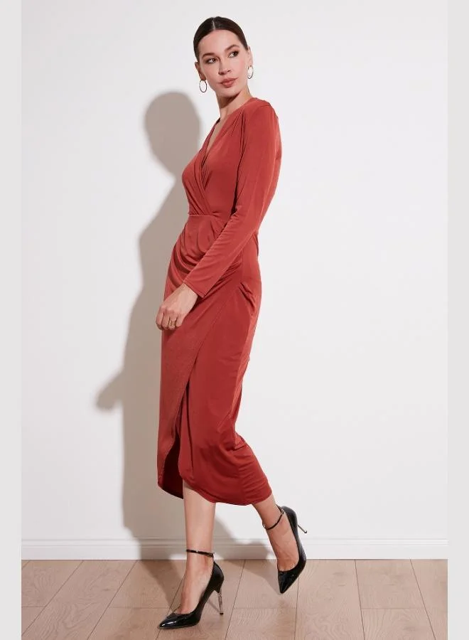 ليلا فستان سهرة ميدي بياقة ملفوفة وفتحة وتفاصيل درابيه للنساء