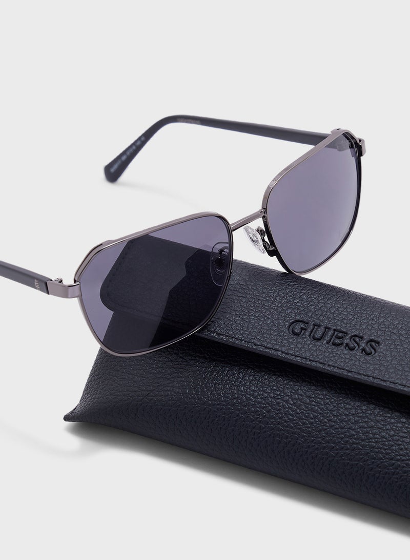 GUESS Uv Protected Shaped  Sunglasses - Image 4