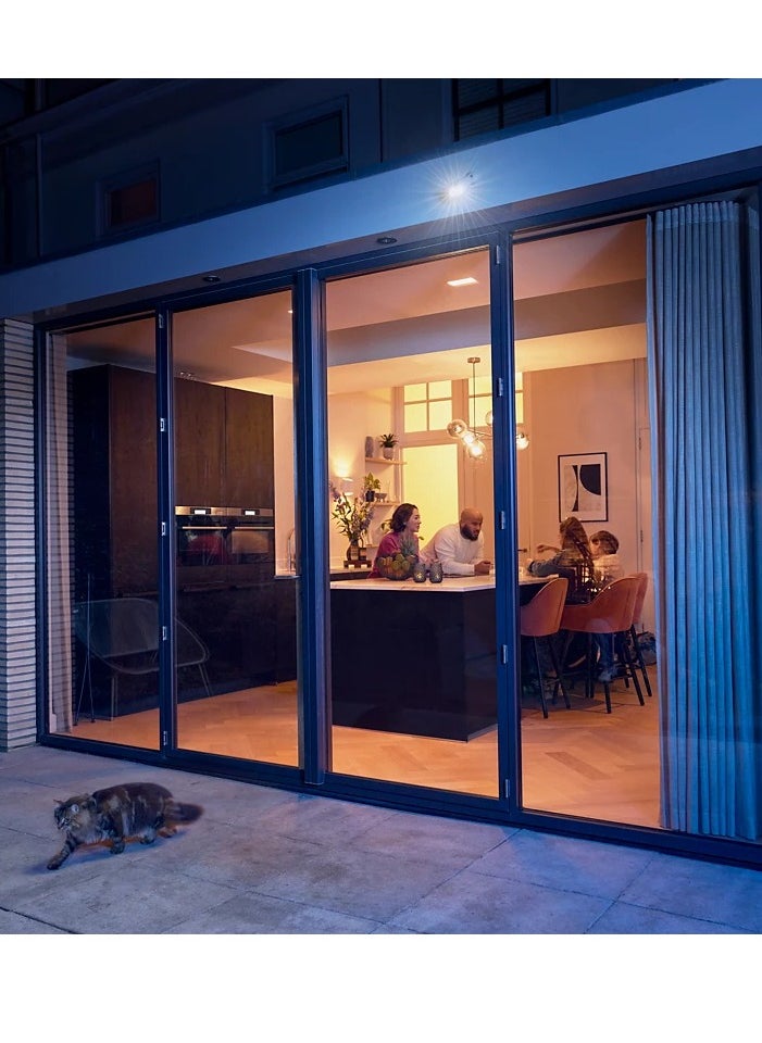 Philips - 4MP 2K+ Home Safety 5000 Series Wireless Spotlight Camera, Indoor & Outdoor use, Powerful Motion Activated Light, Person and vehicle detection, Full colour night vision, Infrared visbility up to 8 M - Model HSP5800/01 - Image 1