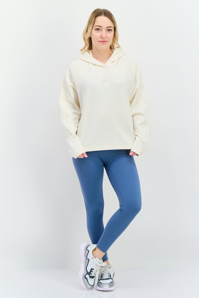 PUMA هودي خارجي مزين بشعار للنساء بتصميم مريح، كريمي - Image 4