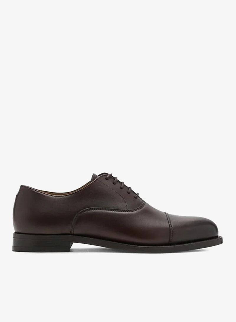 Oxford style leather shoe