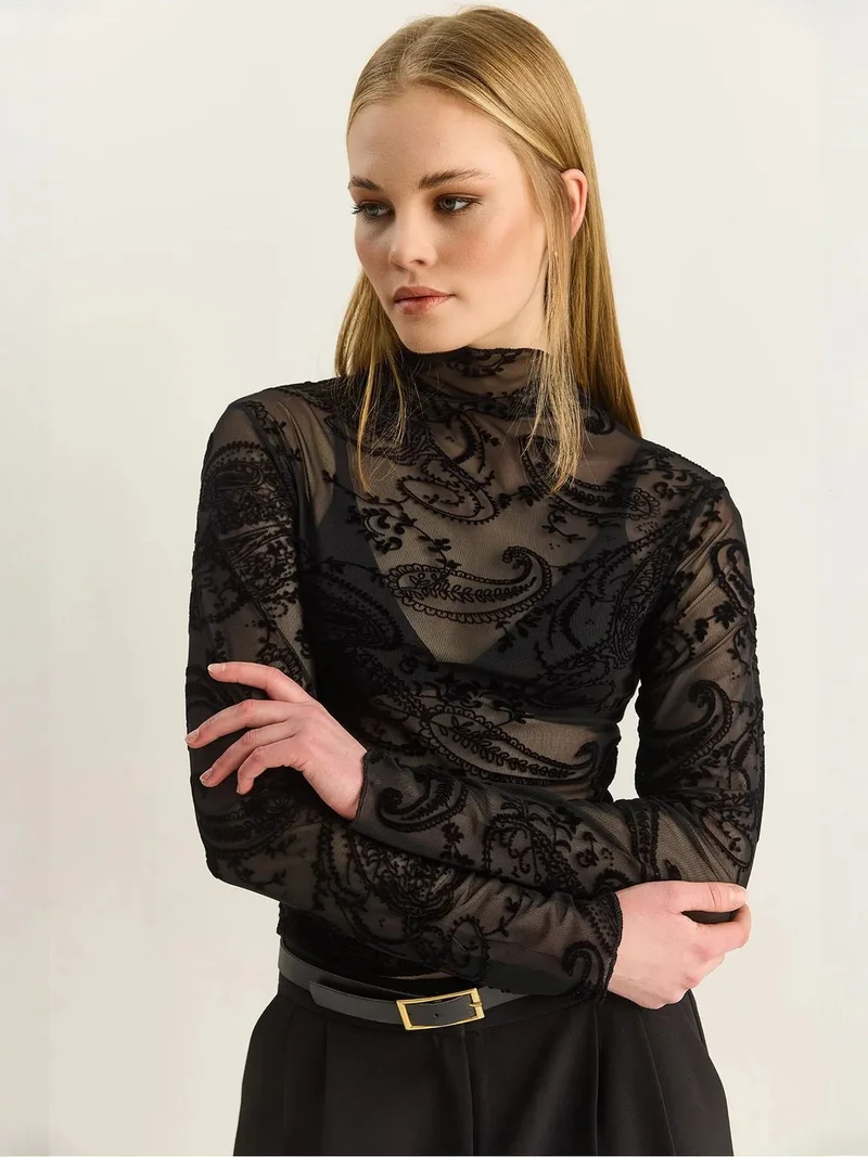 Bianco Lucci LUCCI Paisley Print Cut-Out Half Turtleneck Blouse