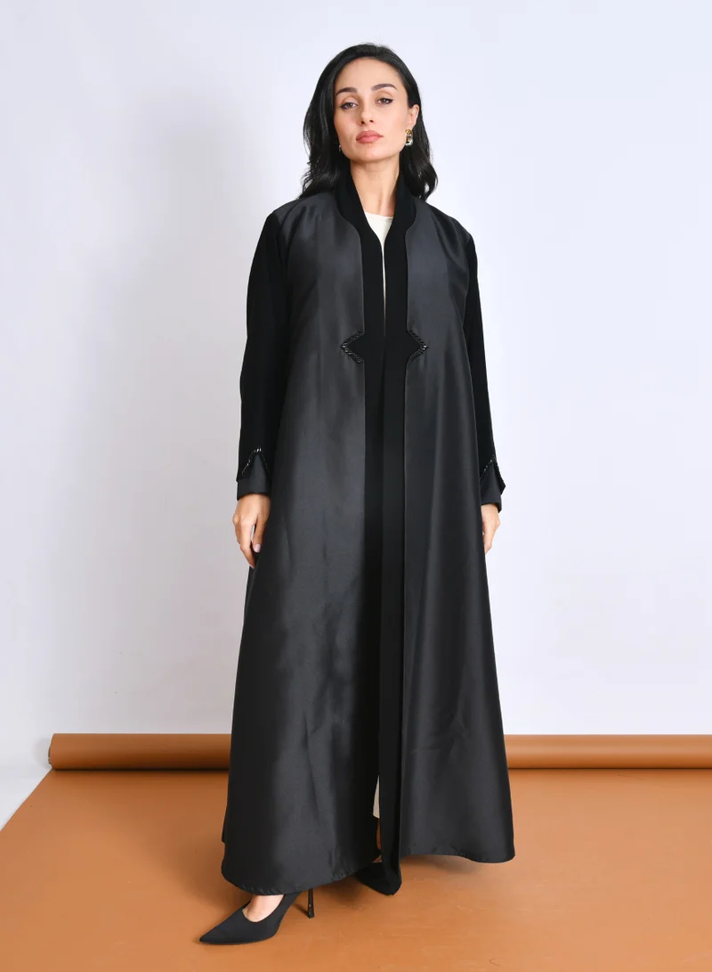 HAWRAA ABAYA Classic, practical black kloosh abaya with a two-fabric design, adorned with stitching