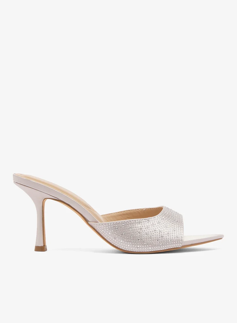 ترافل من نمشي صنادل بكعب عالٍ مزينة بالكريستال بتفاصيل فضية
