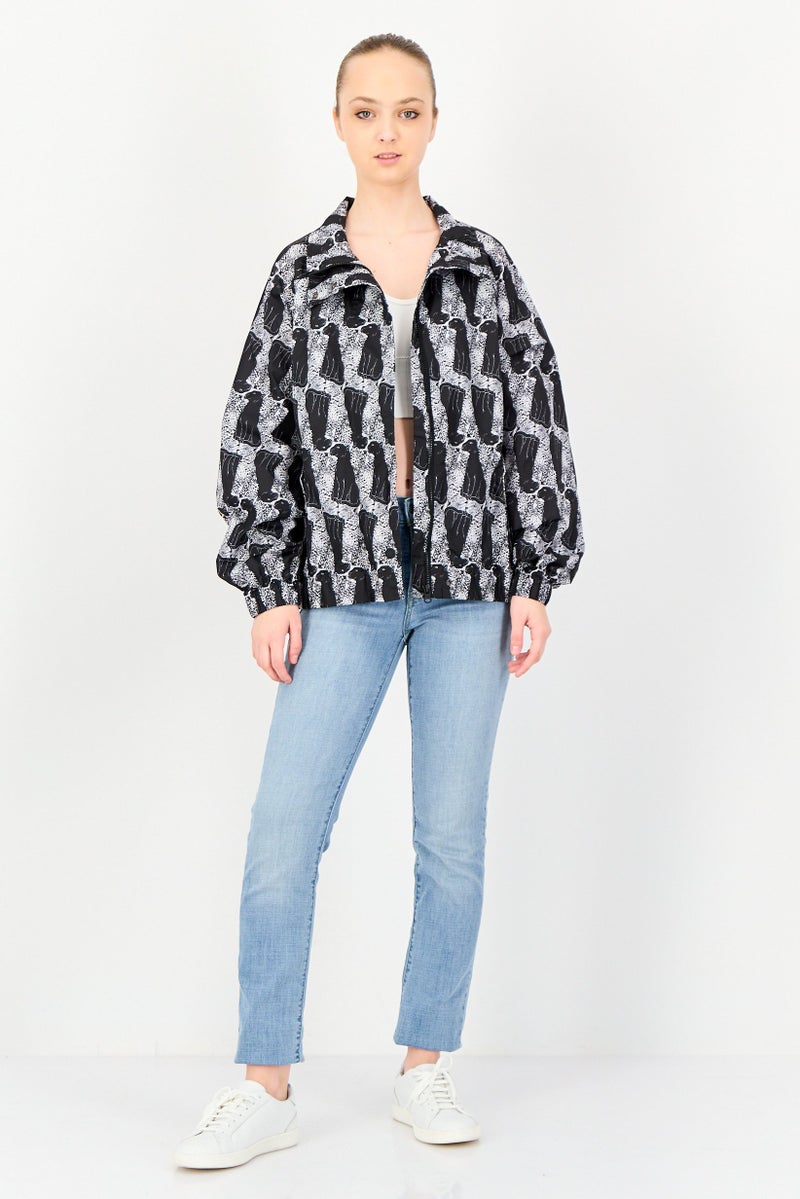 VANS جاكيت واقي من الرياح بطبعة شاملة للنساء، متعدد الألوان - Image 4