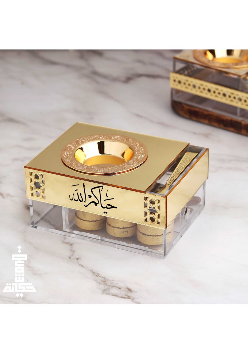 حكاية شمعة مبخرة بخور مميزة مع عود بخور موروكي وفحم وملقاط تأتي بعبارة "حياكم الله" مصنوعه من الاكريلك اللامع والشفاف - Image 2